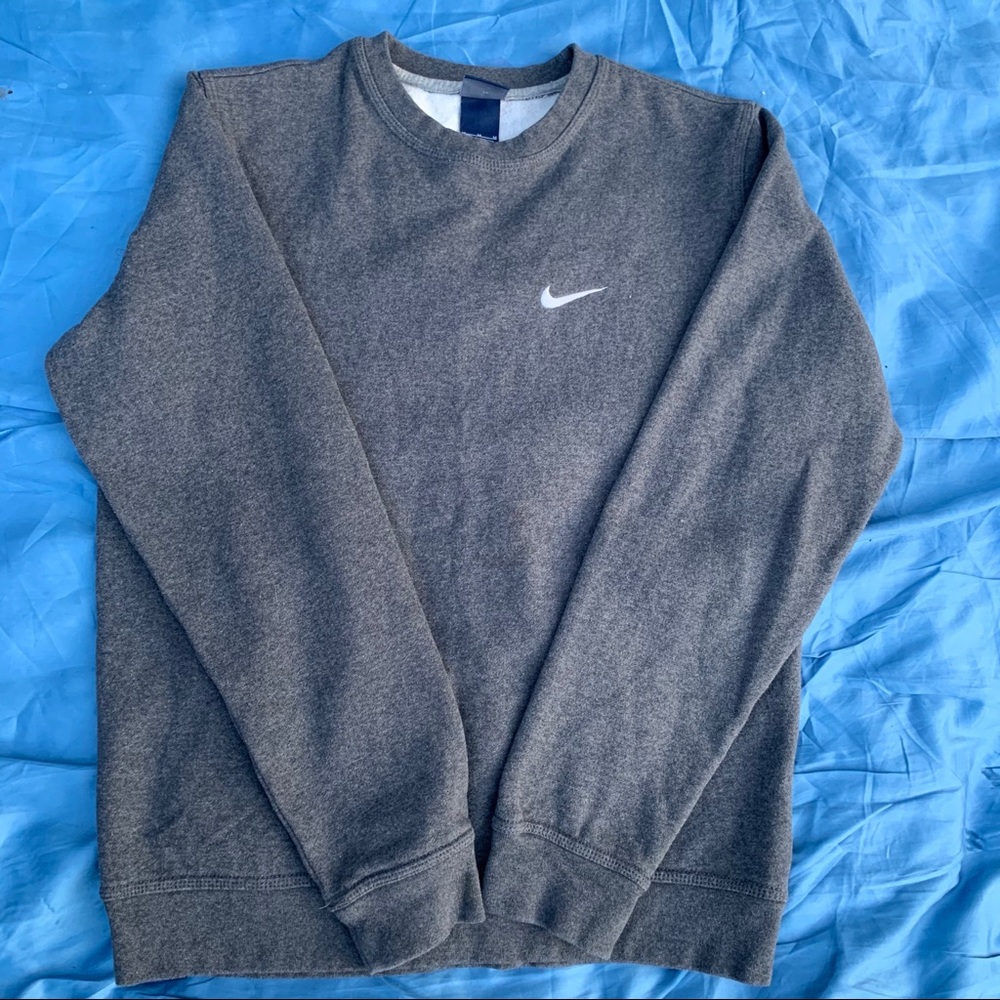 Grey Nike pullover crew neck sweatshirt.